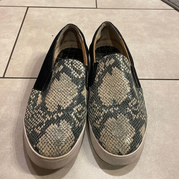 Vionic woman slip on tennis shoes. - Picture 1 of 16